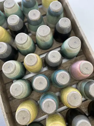 Små farvede keramikvaser set oppefra i en kasse – brugt på forsiden.