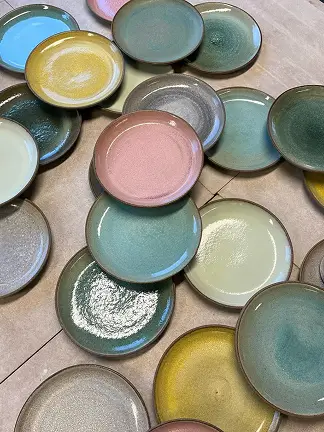 Farvede keramikskåle i forskellige størrelser – brugt på forsiden.