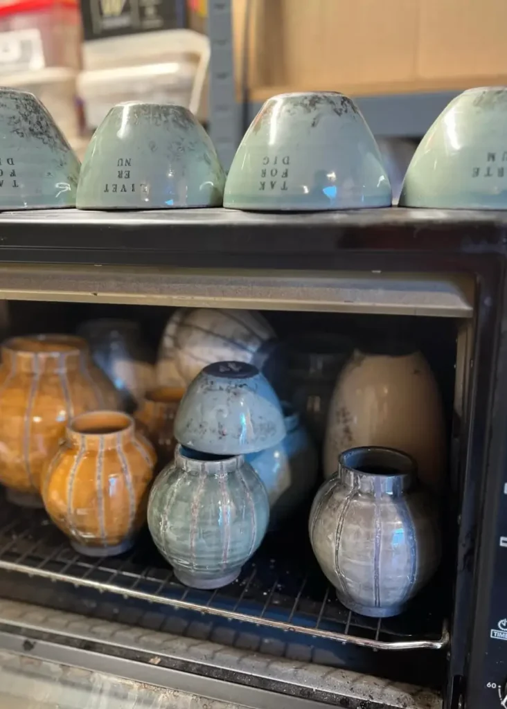 En keramik ovn fyldt med farvering RAKU vaser og skåle.