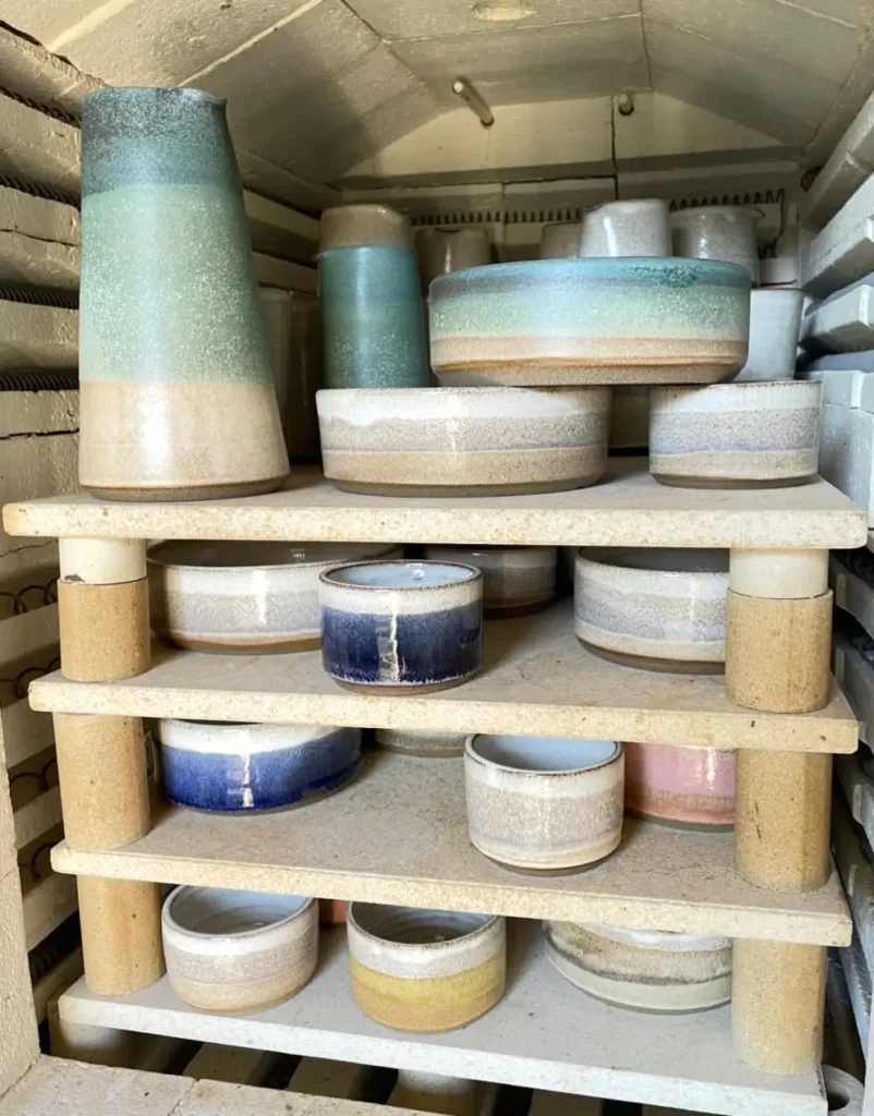 Keramik ovn fyldt med stentøjs keramik